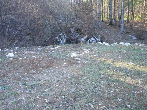 Jama pri desnem kamnu je ležala pod skalami.