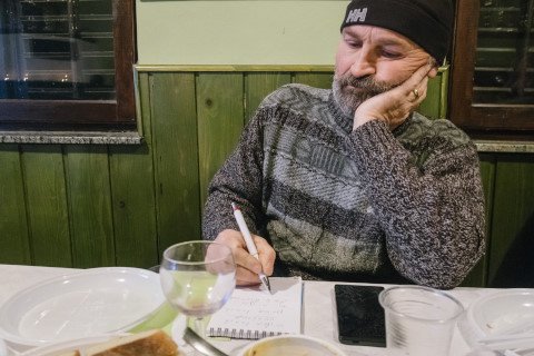 Zapisnikar Tomaž (z oddajo zapisnika je tokrat zamujal cel mesec in si je prislužil opomin po predsedniku.