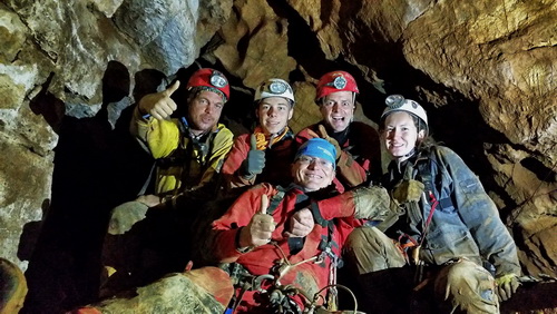 V bivaku v Severnem rovu na 200 m pod zemljo, še kar veliko energije.