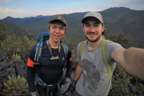 Zadnji dan sva z Yurijem opravila terensko akcijo. Rezultat: 1 najden vhod, 5 ur lomastenja po grmovju in nešteto prask in odrgnin. Foto Klemen Mihalič.
