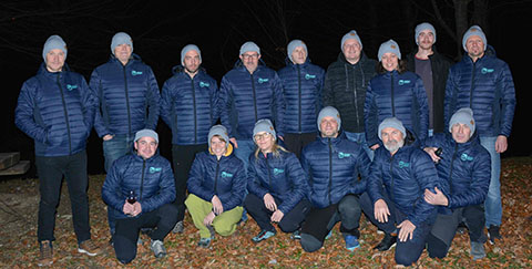 Gasilska fotografija v klubskih jaknah (od leve proti desni, zadaj): Tomaž Grdin, Damijan Šinigoj, Anže Tomšič, Zdravko Bučar, Marko Majhen, Uroš Mervič, Ana Heij, Erazem, Boštjan Kuhelj; (čepijo): Klemen Mihalič, Maxinne Hodnik, Tanja Rukše, Mitja Remih, Tomaž Bukovec in Miha Rukše.