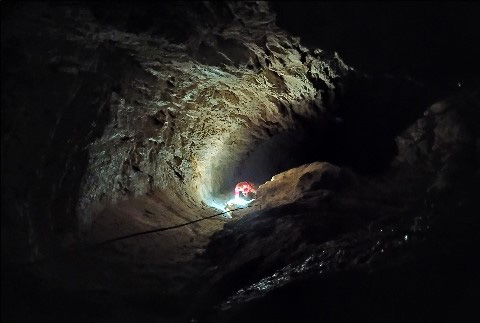 Klemen se spušča v začetne dele brezna, dokler ni zmanjkalo vrvi in sidrišč.
