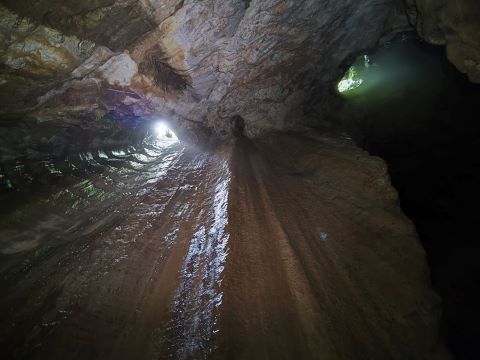 Mogočno brezno z obema vhodoma v Dvojno katedralo.