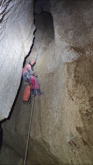 Anže in Mitja sta se na globini okoli 300 m prebila čez meander Mulatjera in se spustila v okoli 20 metrov globoko brezence.