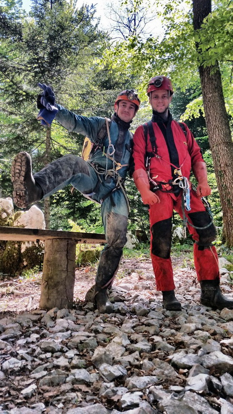 Klemen
in Mitja sta za dva dni odšla na dno, v Kalahari.