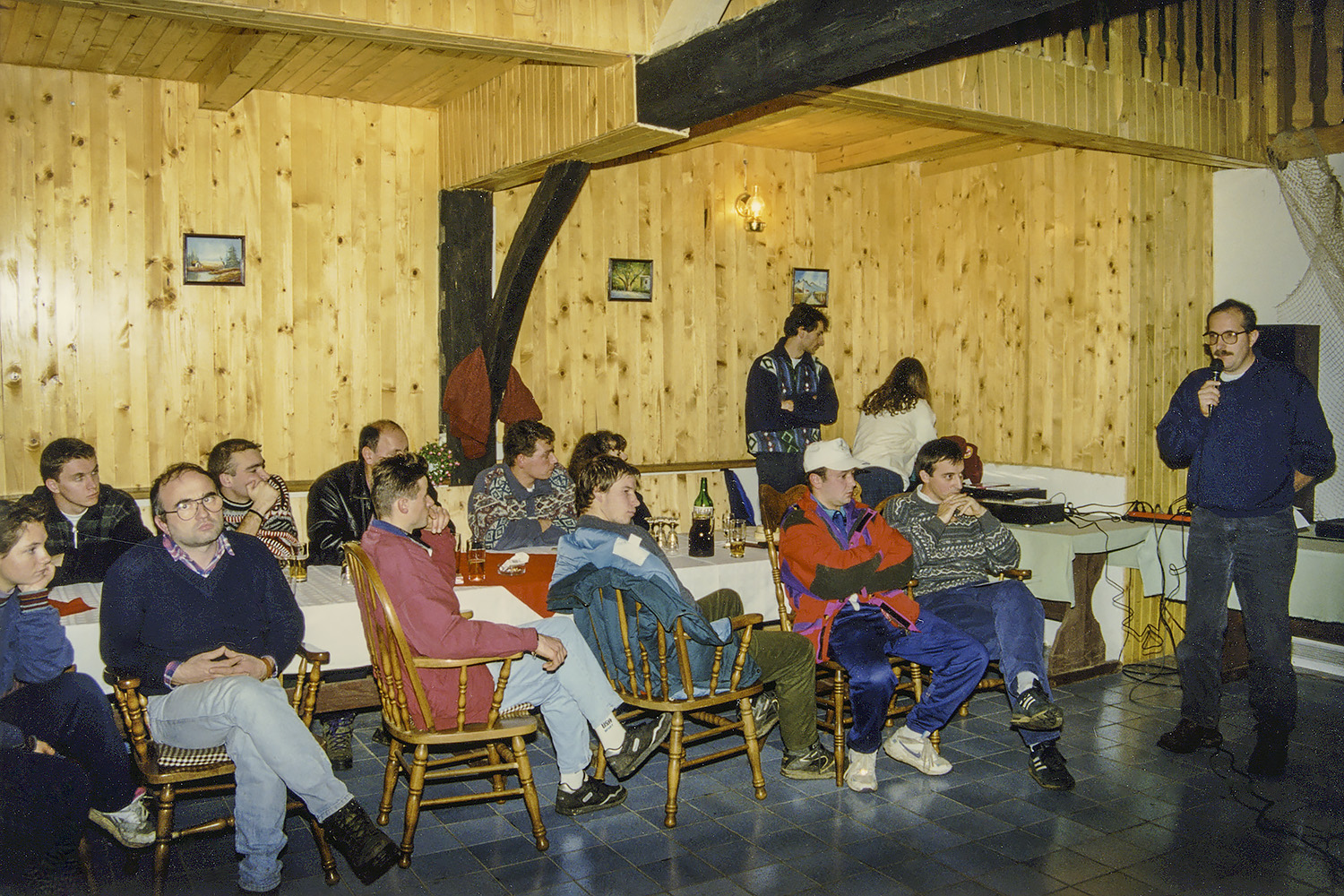 Nagovor predsednika Zdravka Bučarja med praznovanjem 35-letnice kluba na Suhorju nad Prečno (1997). Foto Marko Pršina