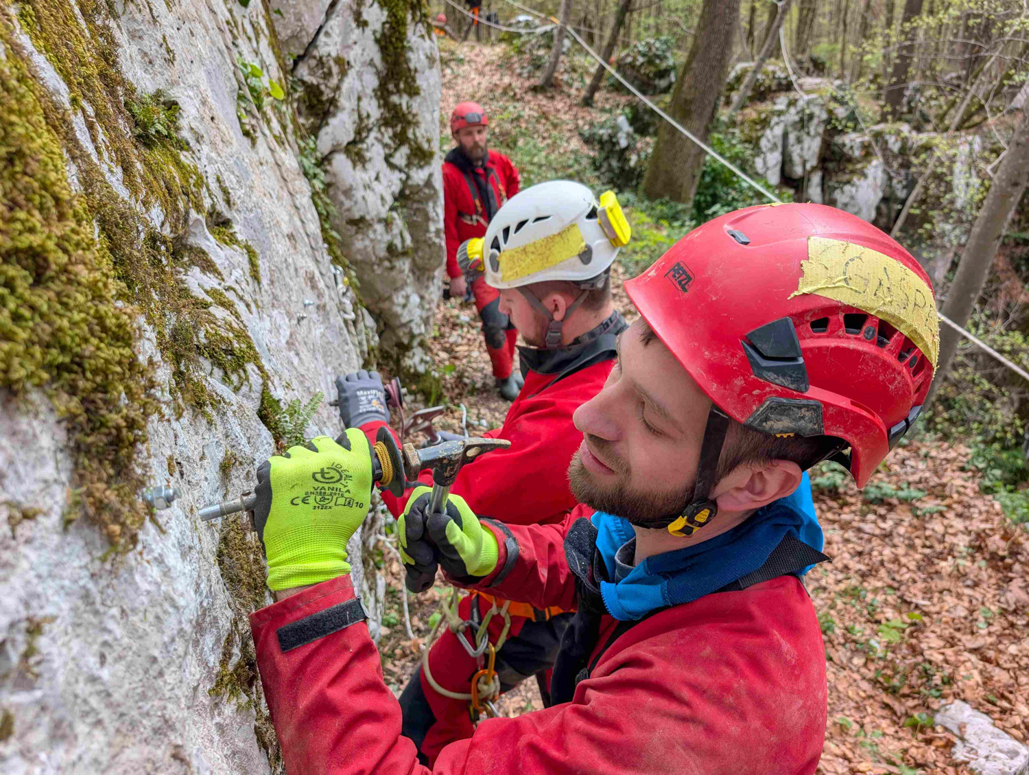 Izdelava pritrdišča s pomočjo svedrovca zahteva več časa in spretnost jamarja.