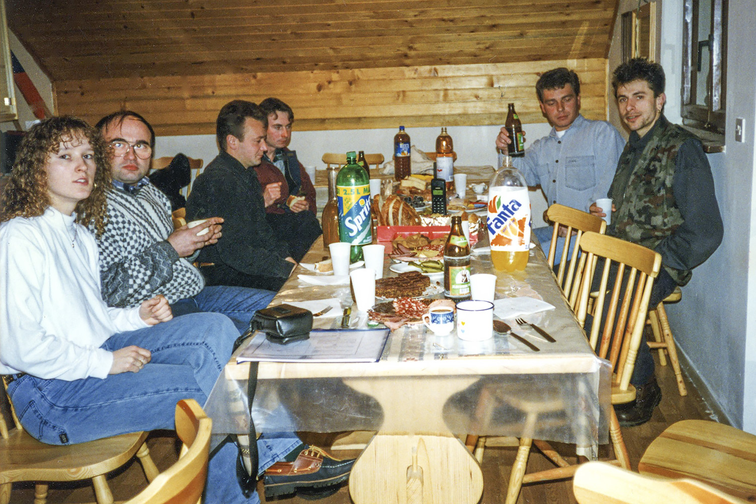Silvestrovanje v Jamarskem domu Martina Bolteza pri Kostanjeviški jami (1996). Foto Mihael Rukše