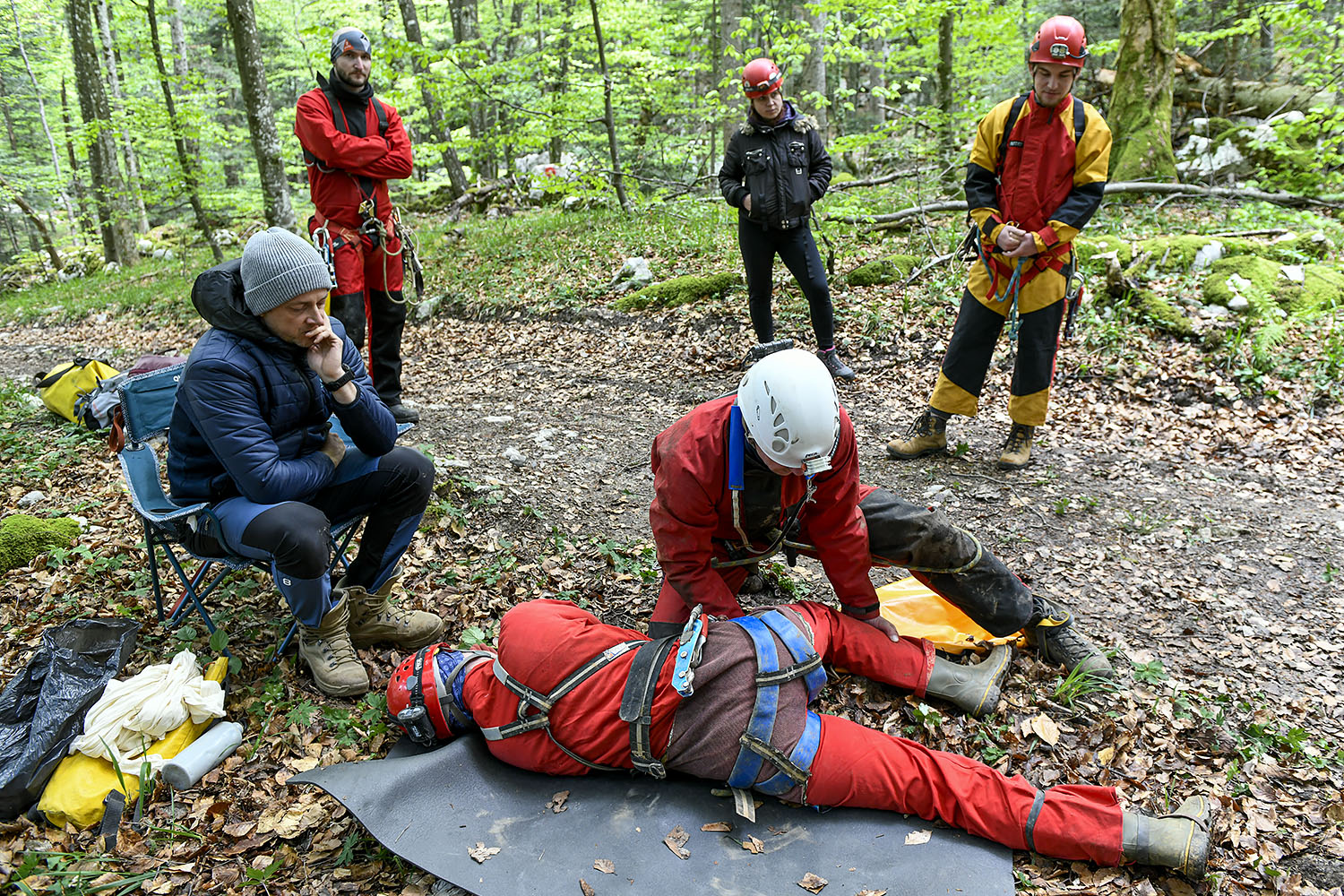 Preverjanje znanja iz prve pomoči pod budnim očesom inštruktorja. Foto Marko Pršina.