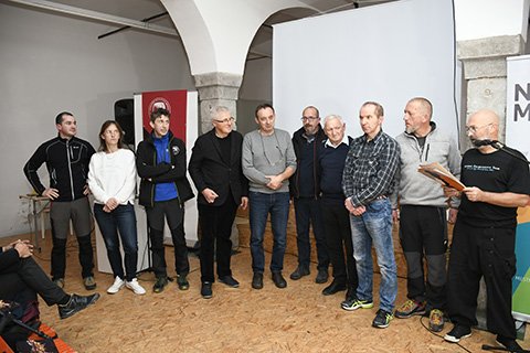 Tomaž Bukovec (desno) predstavlja vse dosedanje predsednike kluba. Priznanje Zdravku Bučarju sta podelila Lojze Medle (četrti z leve) in Danilo Breščak (četrti z desne). Foto Tomaž Grdin.