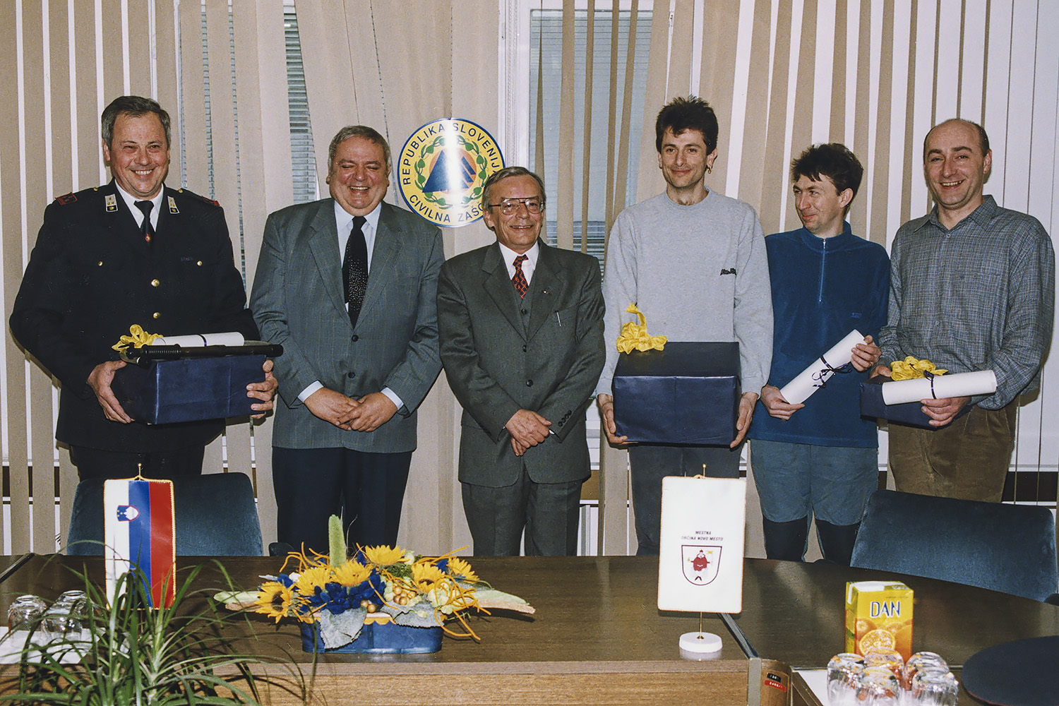 Jamarski klub je bil med prejemniki priznanja Civilne zaščite (2001), ki ga je podelil župan Občine Novo mesto Anton Starc (v sredini). Ob njem Andrej Gašperič (tretji z desne) in Mihael Rukše (drugi z desne).