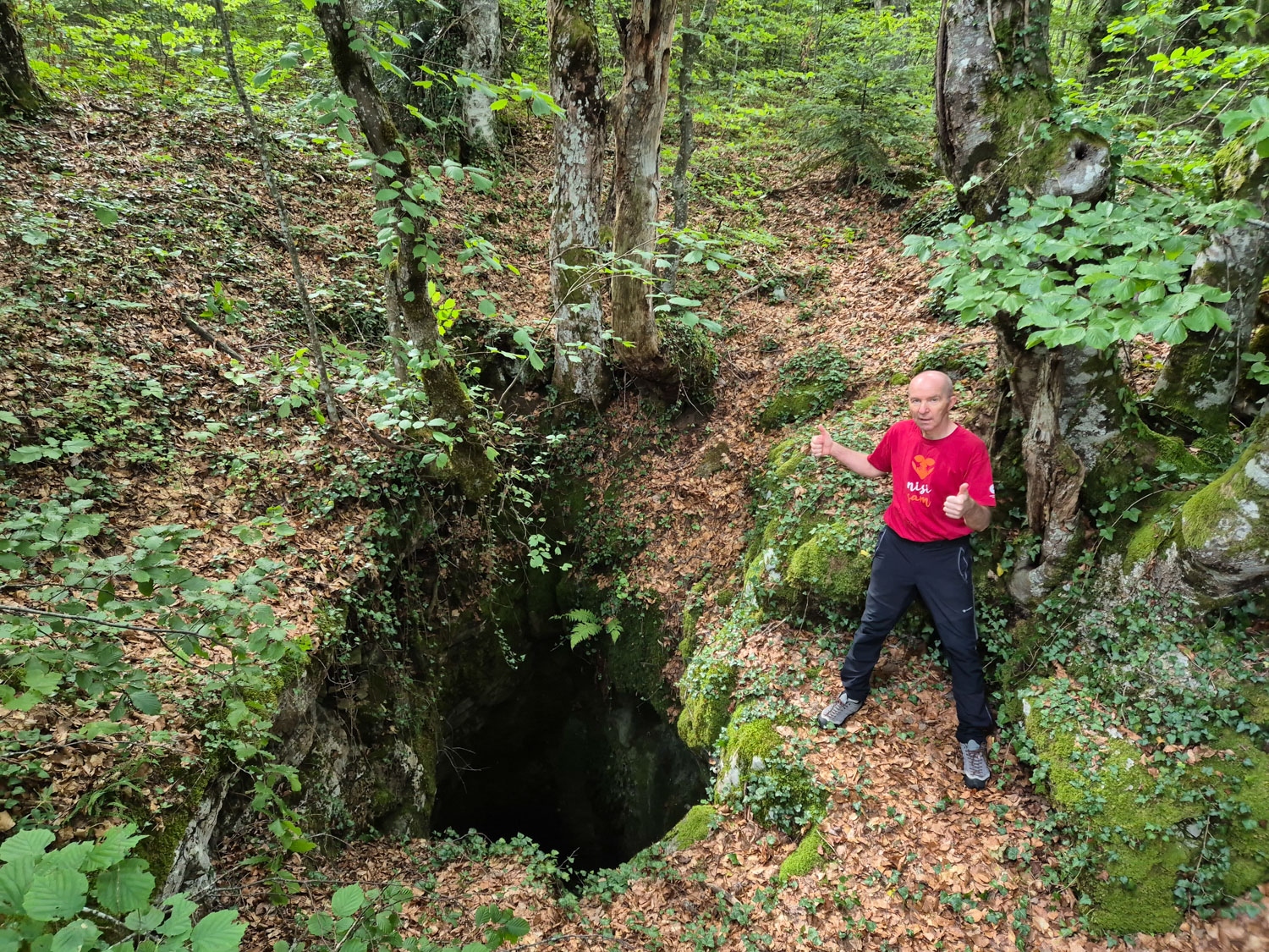 Po štirih desetletjih spet pred vhodno 180 m globoko vertikalo Jojkinovca.