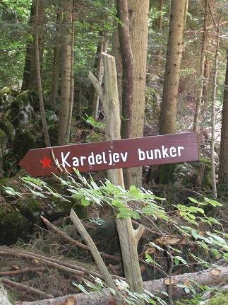 Smerokaz, ki mimoidočega usmeri proti bunkerju.