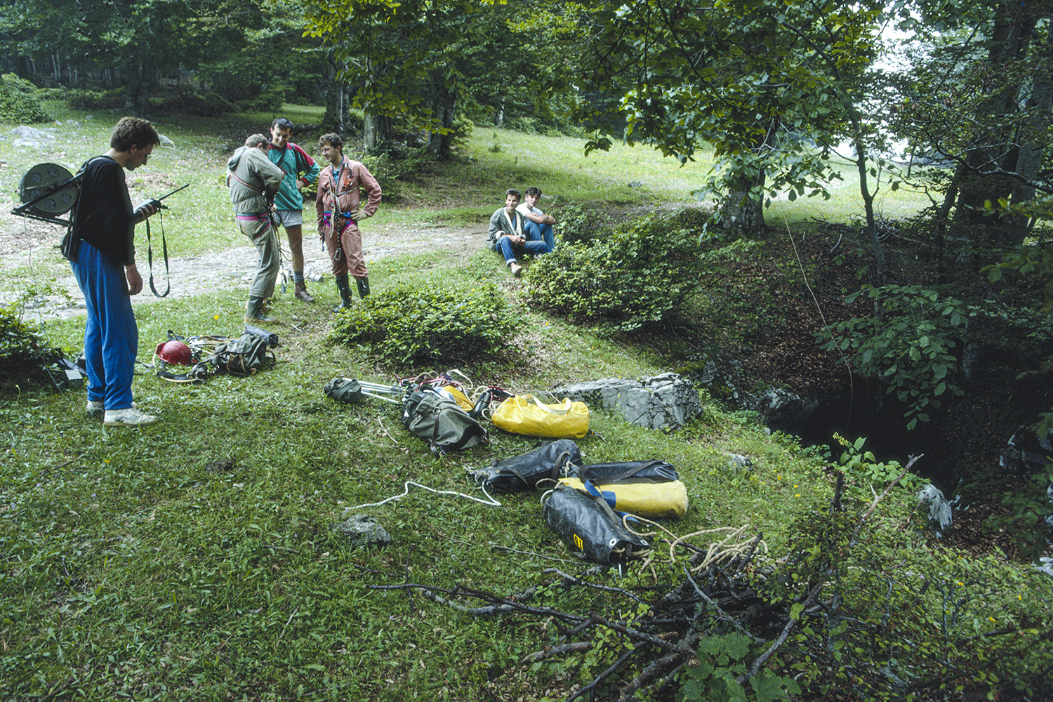 Priprave na spust v 180 m globoko vhodno vertikalo Jojkinovca (1989). Foto Marko Pršina