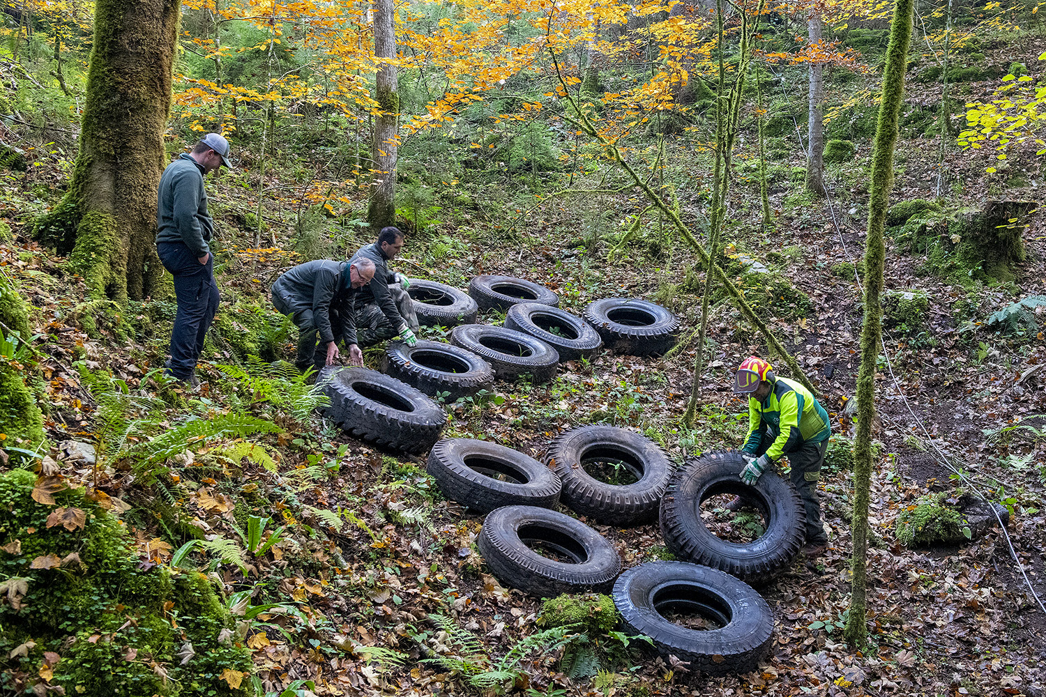 Izvlek štirinajstih pnevmatik iz Male Knežje jame pri Cinku na Kočevskem Rogu (2021). Foto Marko Pršina