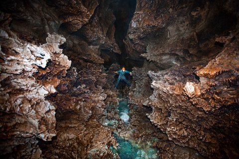 Večino poti po jami smo prehodili. Skupaj je bilo od vhoda do sifona 1 potrebno premagati 8,5 kilometrov horizontalnih delov jame. Foto Rob Stone.