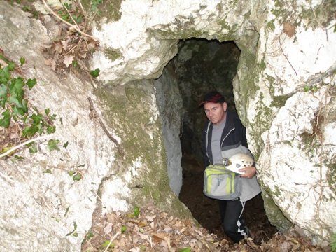 Vhod v Ajdovsko hišo.