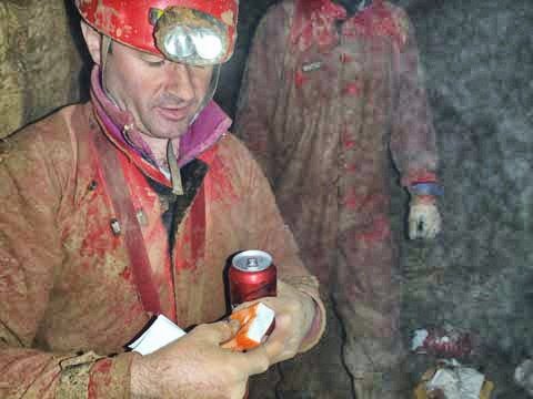 Hmeljev energijski napitek za večjo moč za delo na trenutnem dnu.