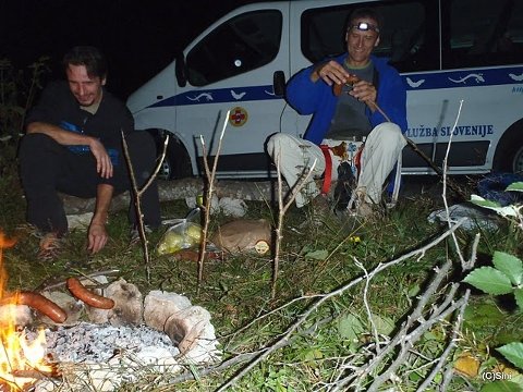 Vsaj enkrat se pot začne s klobaso na ognju - petkov tabor pod
Kaninom.