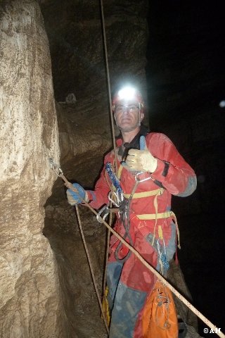 Šini na polici brezna Delirium Tremens (162 m).
