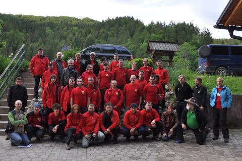 Skupinska pred jamarskim domom. Foto Mateja Mazgan.
