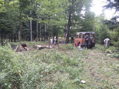 Land Rover je na mesto nas na hrib "znosil" vso opremo. Foto Miha
Rukše.