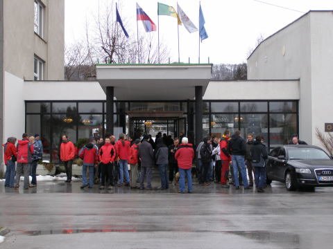 Skupinska fotografija udeležencev zbora pred stavbo MO Velenje.