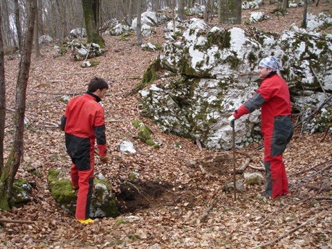 Anže in Klemen pri svojem dihalniku.