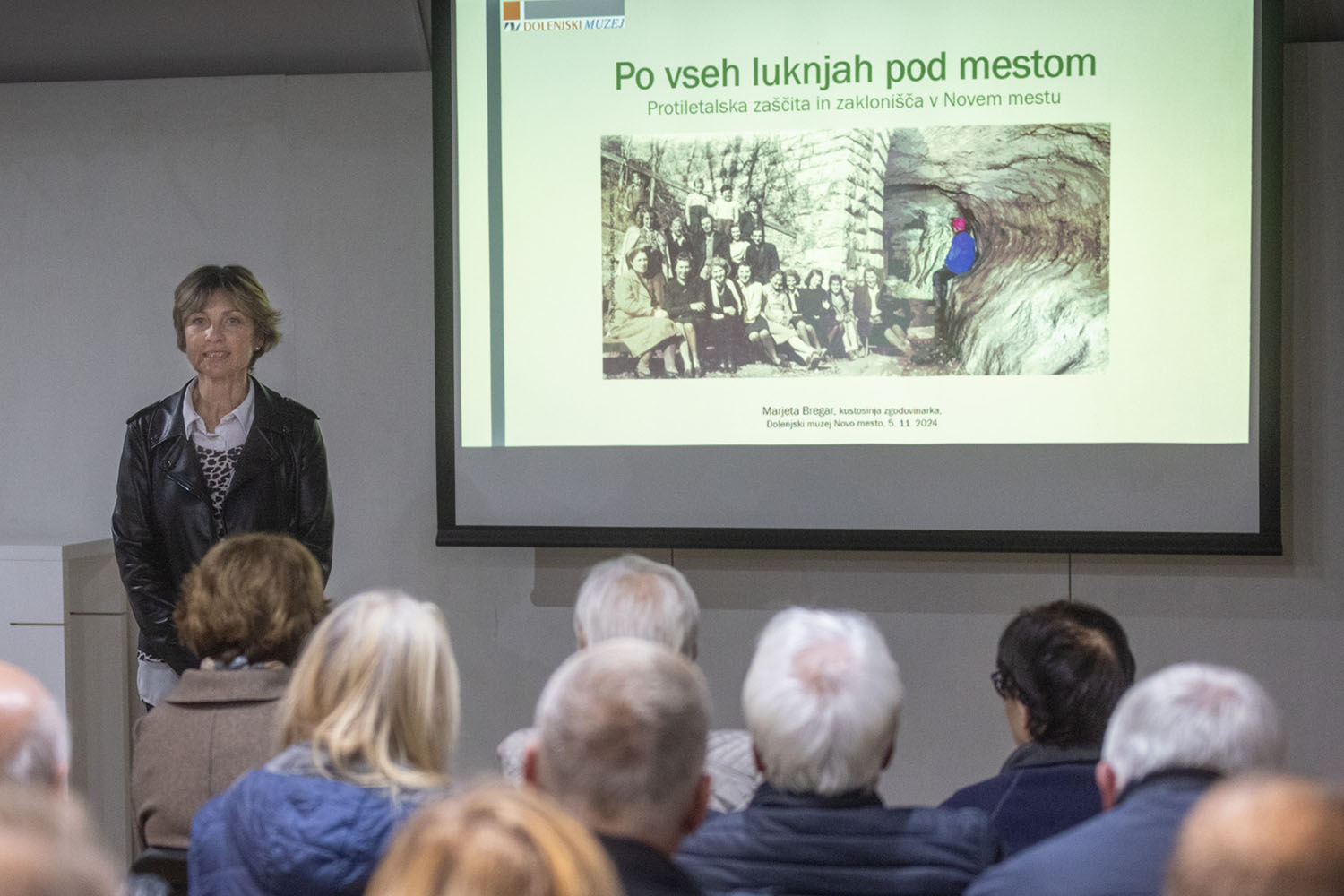 Zgodovinarka Marjeta Bregar med uvodnim predavanjem. Foto Boštjan Pucelj.