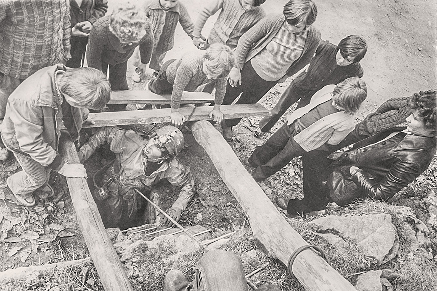 Lojze Medle se vrača iz Jame v Gabrju oziroma Gabrske jame (1978). Otrok nad njim z rokama na deski je Mihael Rukše. Foto Janez Pavlin