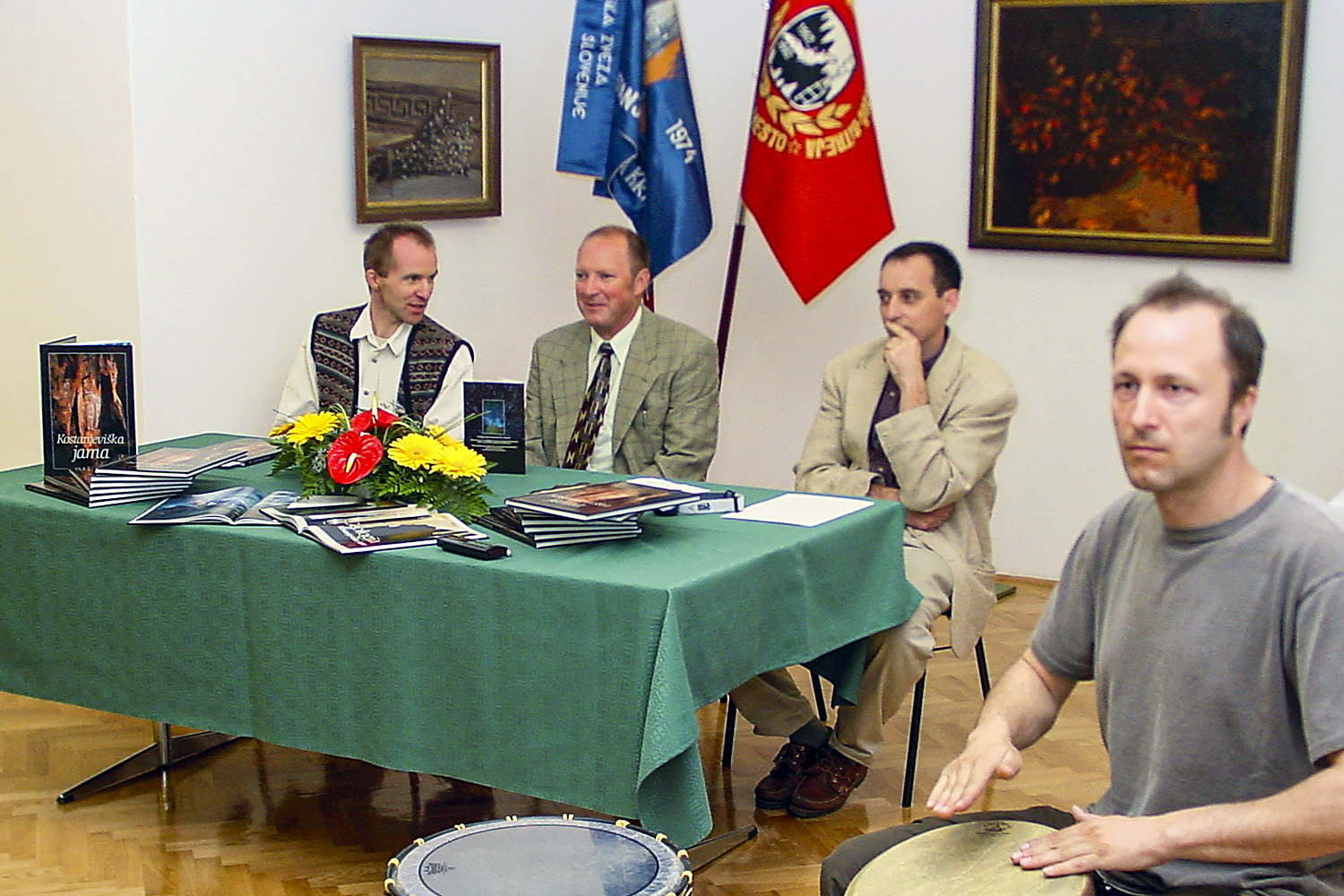 Marko Pršina, Brane Čuk in Andrej Hudoklin na predstavitvi monografije Kostanjeviška jama (2002). Foto Milan Markelj
