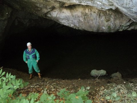 Največji vhod v vodno jamo pri Željnskih jamah. Foto Borivoj Ladišić.