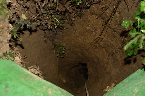 Po razbitju štrlečih skal je ostala do 35 cm široka odprtina.