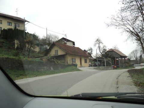 Janežičeva jama se odpira takoj za domačijo.