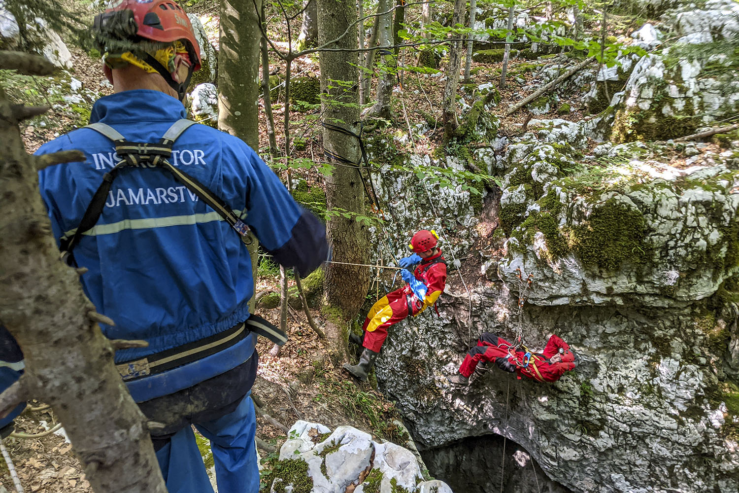 Preverjanje znanja: usvojeno znanje kandidatov preverjajo inštruktorji jamarstva. Foto Marko Majhen