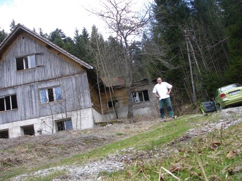 Pred vilo nekdanjega močnika Mačka.