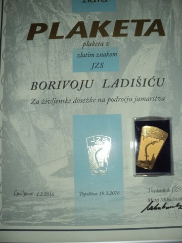 Plaketa.