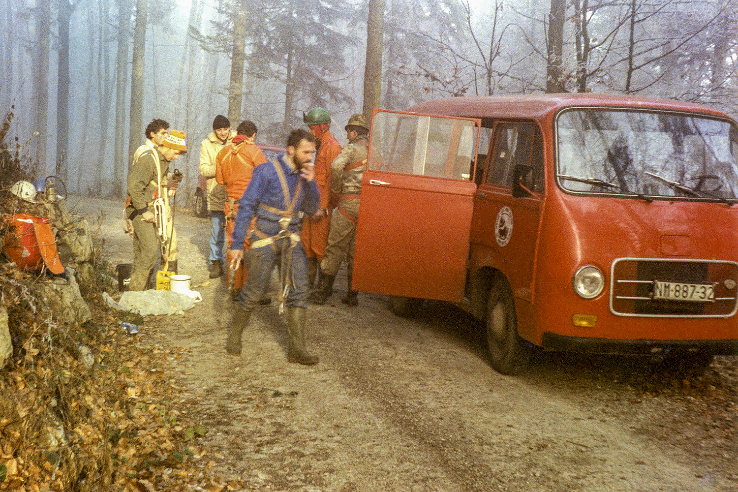 Gabrski jamarji na prvi jamarski akciji s Tomažem in novim kombijem (1988). Foto Mihael Rukše