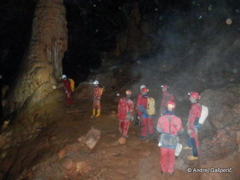Stalagmit nekje na koncu Dolge dvorane, z delom udeležencev.