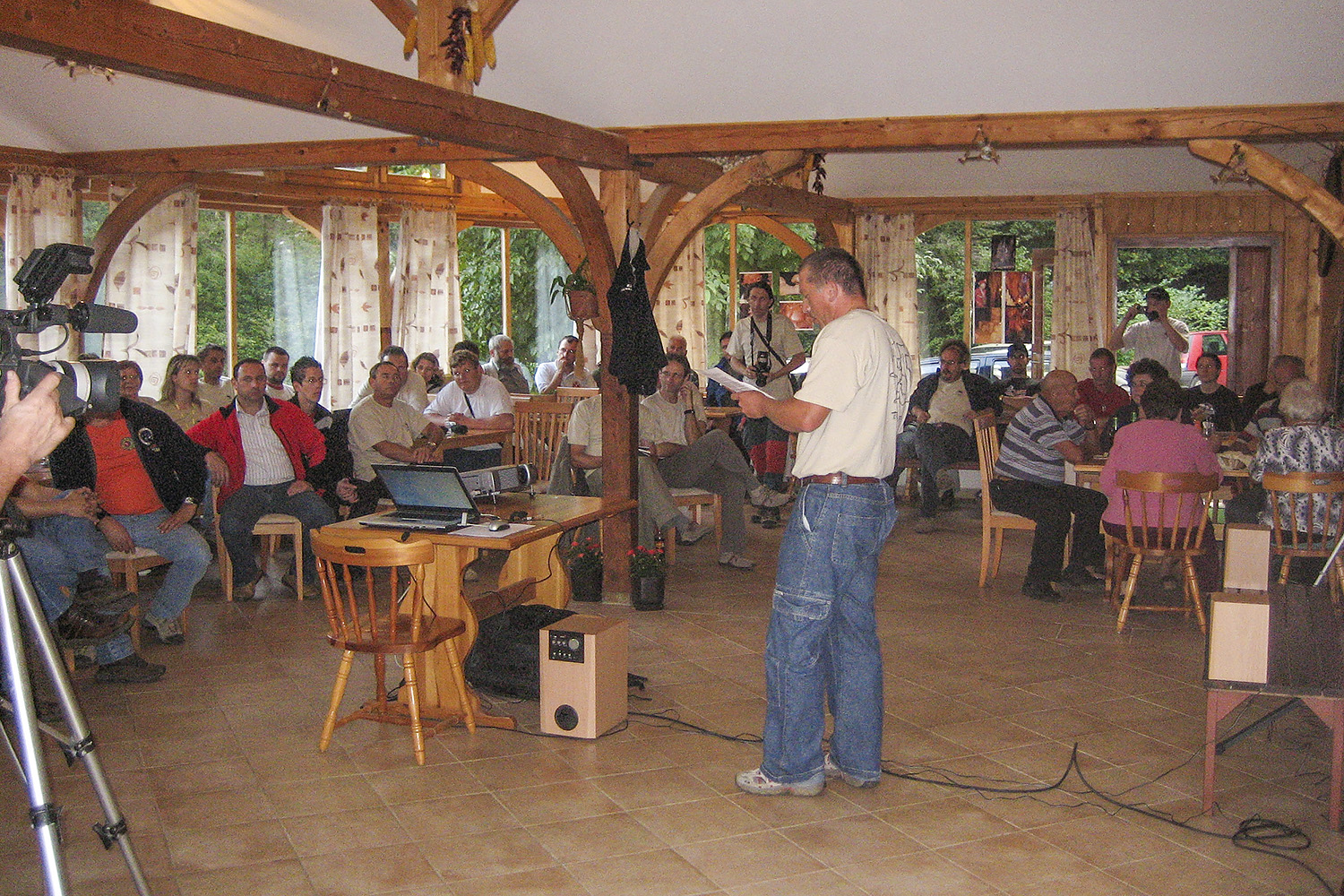 Predsednik kluba Jože Tomšič pred zbranimi na slavnostni seji na Frati (2007). Foto Marko Pršina