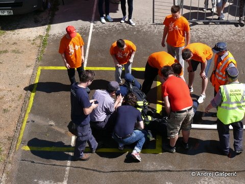 Vse to v čim krajšem času v polni "bojni opremi". Oblečeni v ognjevarno obleko, s podkapo, debelimi rokavicami, težkimi usnjenimi čevlji in za povrh še z dihalnim aparatom s težko jeklenko na hrbtu.