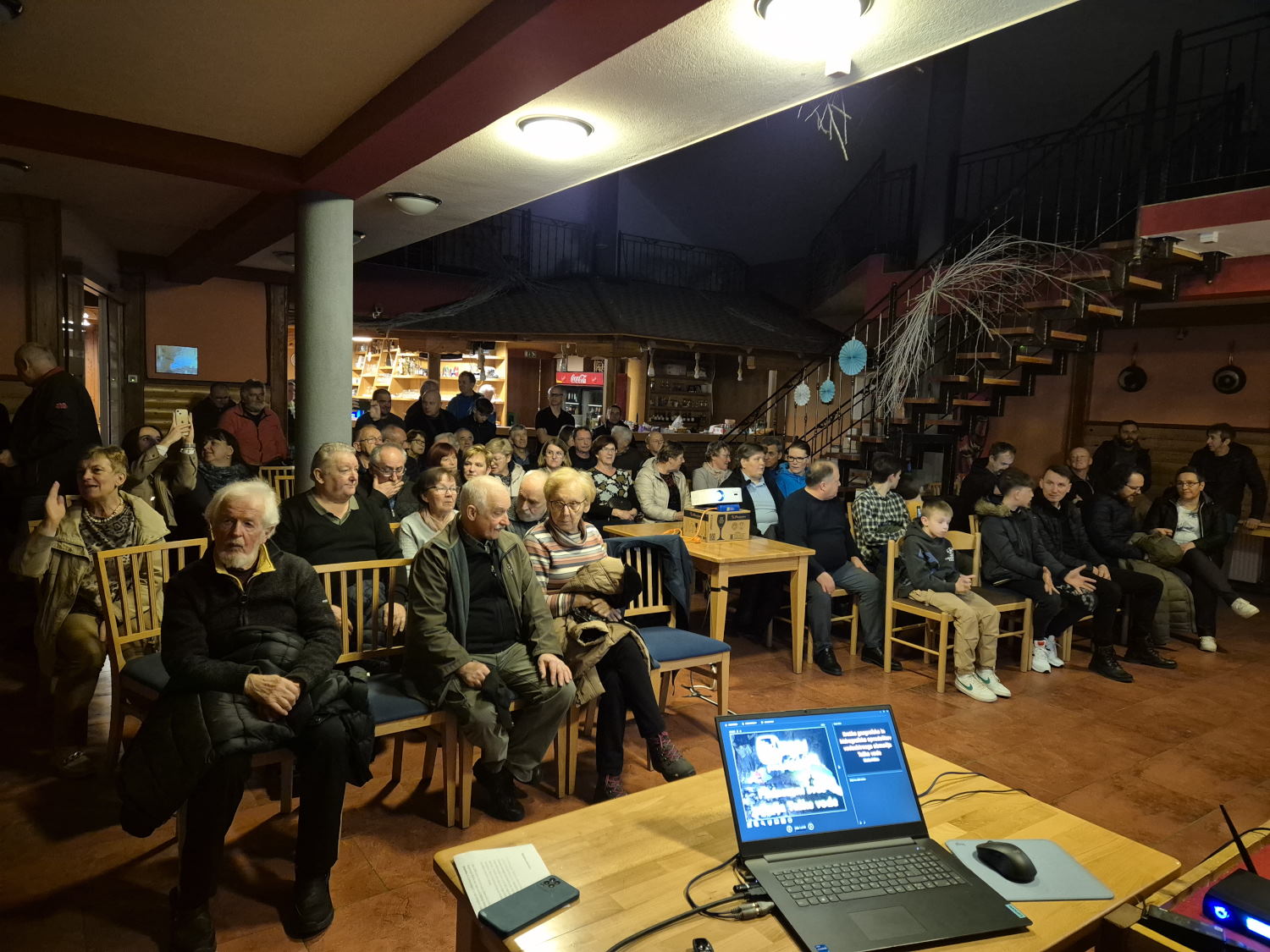 Zbiranje obiskovalcev pred začetkom predstavitve.