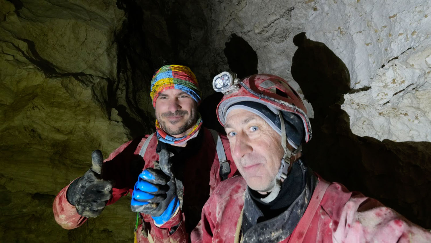 Miha in Jure nas pozdravljata na trenutnem dnu (-915 m).
