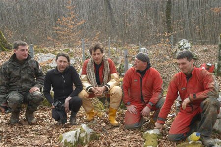Primož, Miha, Andrej, Tom in Franci. Toni je odhitel domov, Filipa je
čakalo kosilo, Tomaž je stal za fotoaparatom, Tanja pa še ni
prišla.