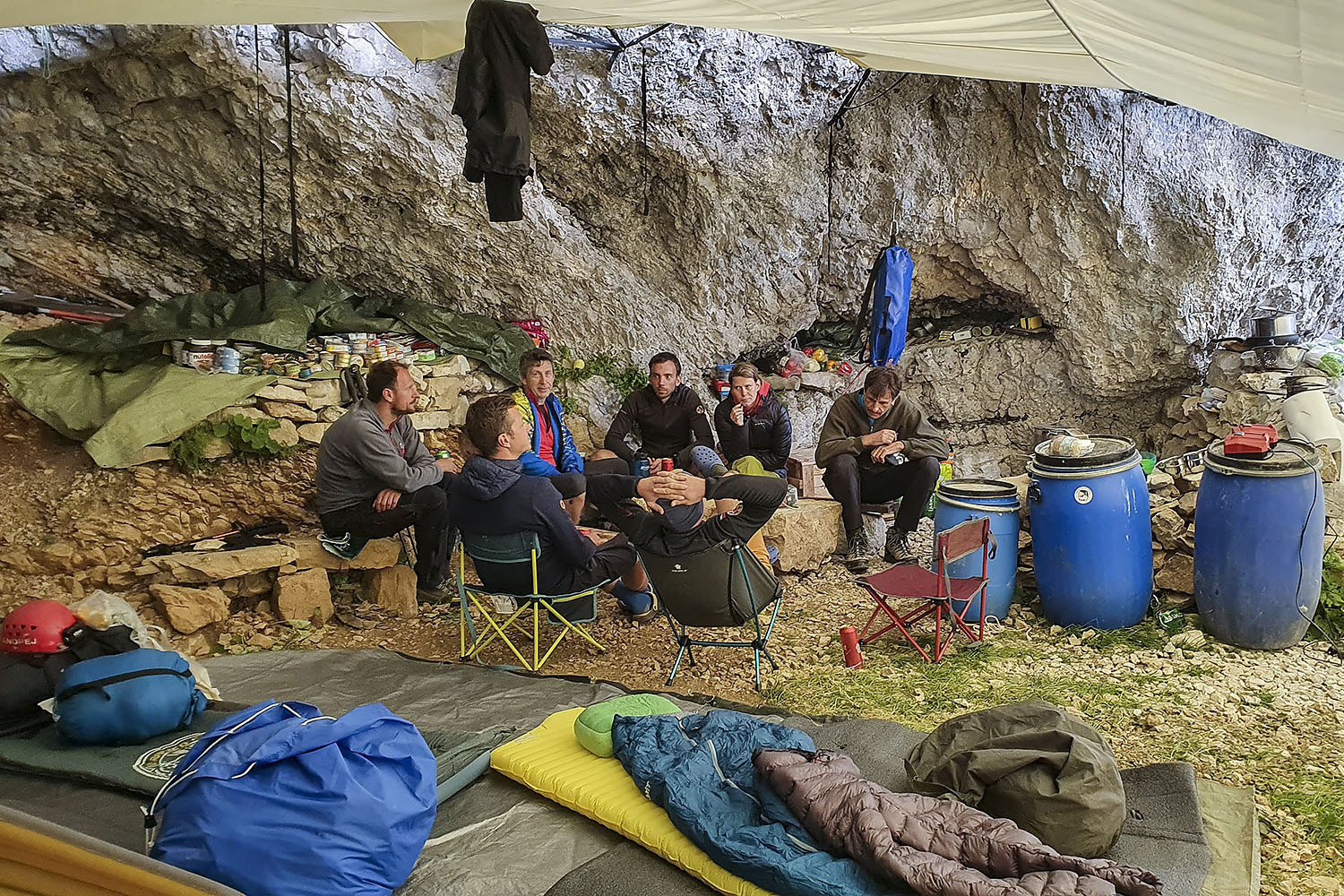Vzorno urejen jamarski bivak je opremljen s »pomično streho«. Foto Zdravko Bučar