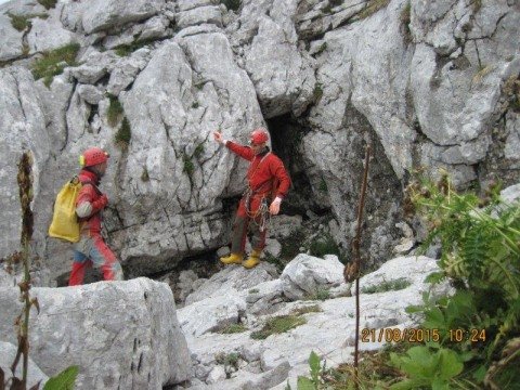 Robert in Tom pri vhodu v Vstala Primorska. Foto: Bogomir Remškar.