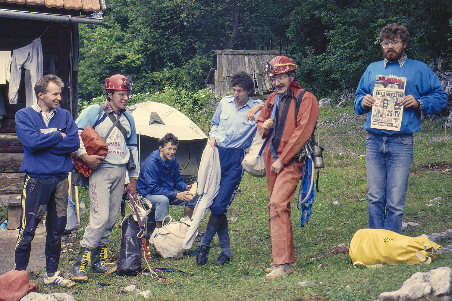 Bratje Pršina (Marko in Aleš), Rukše (Robert in Miha) ter Bučar (Zdravko in Robert) v sproščenem vzdušju pred spustom v Jojkinovac (1989). Foto Andrej Hudoklin