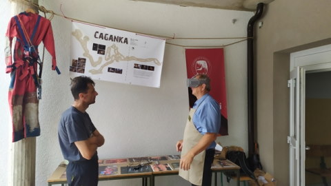 Levo fizično, desno virtualno.