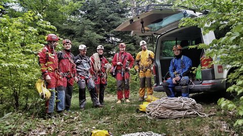 Nasmejano gasilska, ko so imeli še kaj energije.