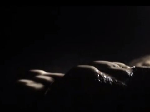Uvodni motiv videa. Nato prileti kapljica in večni krog se prične ...